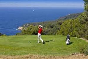 une personne balançant un club de golf sur un parcours de golf dans l'établissement Le retour, à Saint-Cyr-sur-Mer