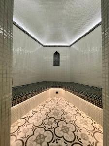 um quarto com uma banheira e piso em azulejo em Апартаменти Underground&SPA em Lviv