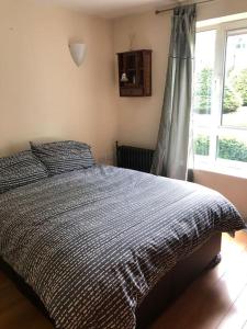 Een bed of bedden in een kamer bij A private flat 15 minute from Central London