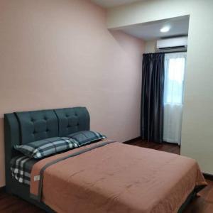 ein Schlafzimmer mit einem großen Bett in einem Zimmer in der Unterkunft 88 Cozy House in Kuala Selangor