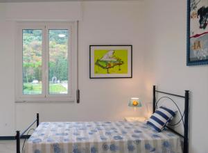 a bedroom with a bed and a window at La Brezza Marina in Fezzano