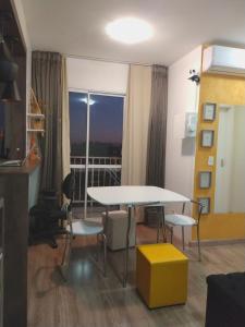 um quarto com uma mesa e cadeiras e uma janela em Apartamento completo próximo aeroporto e rodoviária de POA em Canoas