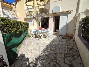 Balkon lub taras w obiekcie AQUAPLAGE Joli appartement RDC piscine 1 ère ligne mer Richelieu Cap d'Agde
