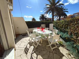 Zdjęcie z galerii obiektu AQUAPLAGE Joli appartement RDC piscine 1 ère ligne mer Richelieu Cap d'Agde w Cap d'Agde