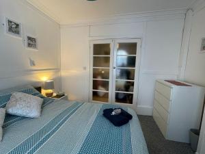 מיטה או מיטות בחדר ב-"The Eastbourne" Pet Friendly Seafront Apartment