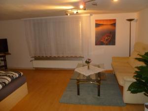 ein Wohnzimmer mit einem Sofa und einem Couchtisch in der Unterkunft Guest House Schneider in Laatzen