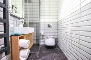 bagno con lavandino e servizi igienici di Ekskluzywny apartament nie opodal Wawelu a Cracovia