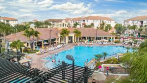 - une vue sur la piscine d'un complexe dans l'établissement Orlando Resort Rentals at Universal Boulevard, à Orlando