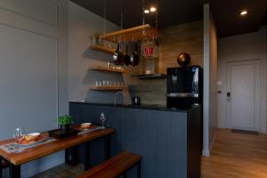 Kuchyň nebo kuchyňský kout v ubytování Новая квартира 58 кв м 1 спальня by IBG Property