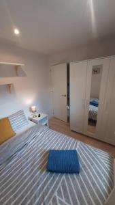 Un dormitorio con una cama con una almohada azul. en Apartamento moderno al pie de los Pirineos, en Sabiñánigo