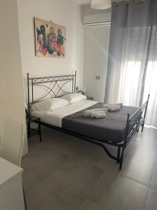 ein Schlafzimmer mit einem Bett in einem Zimmer in der Unterkunft B&B UN POSTO AL MARE San Salvo Marina in San Salvo