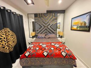 1 dormitorio con 1 cama con edredón rojo en Stunning and Peaceful 1BHK,Free Parking + WIFI, en Islamabad