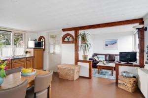 a living room with a table and a couch at 't Zwanennest in Egmond aan den Hoef