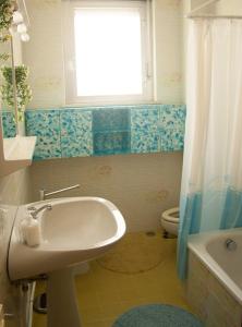 bagno con lavandino, servizi igienici e finestra di Buona Onda a Marsala