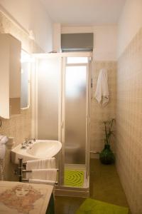 een badkamer met een douche en een wastafel bij Buona Onda in Marsala