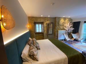 - une chambre avec un grand lit dans l'établissement Casa Posto da Guarda Fiscal, à Melgaço