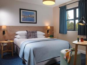 Uma cama ou camas num quarto em Clonakilty Park Hotel