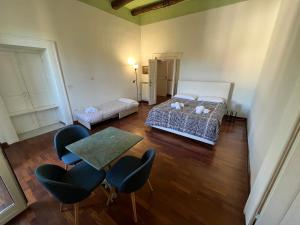 ナポリにあるCarafa Apartmentのベッドルーム1室(ベッド1台、テーブル、椅子付)