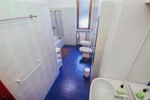 een kleine badkamer met 2 toiletten en een wastafel bij Super logement au centre-ville in Acqui Terme
