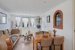 a living room with a table and a couch at 't Zwanennest in Egmond aan den Hoef