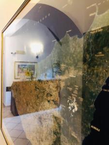 odbicie osoby trzymającej parasol w lustrze w obiekcie Santa Lucia w mieście Capo dʼOrlando