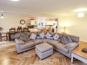 Acer Cottage في بوسطن: غرفة معيشة مع أريكة وطاولة