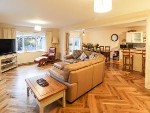 a living room with a couch and a table at Acer Cottage in Boston