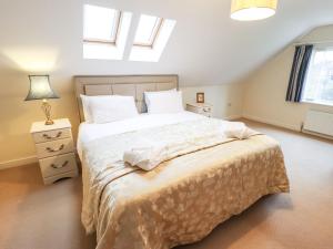 a bedroom with a large bed in a attic at Acer Cottage in Boston