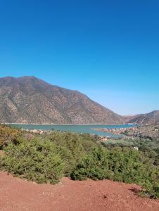 vistas a un lago con montañas en el fondo en RIAD IDAR ouirgane en Ouirgane