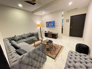 sala de estar con sofá y mesa en Stunning and Peaceful 1BHK,Free Parking + WIFI, en Islamabad
