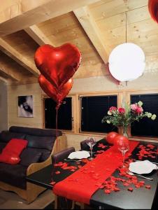 Zimmer mit einem Tisch mit einem Herzballon in der Unterkunft Chalet-Hôtel Inarpa in La Clusaz