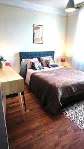um quarto com uma cama grande e uma mesa em Maison familiale à 10 min du Mont Saint Michel em Pontorson