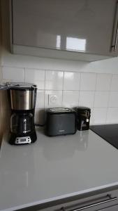 um balcão de cozinha com comodidades para preparar café e um liquidificador em Maison familiale à 10 min du Mont Saint Michel em Pontorson