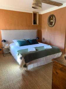 1 dormitorio con 1 cama grande con almohadas azules en Cévennes - Splendide chambre d'hôtes, indépendante et moderne en Monoblet