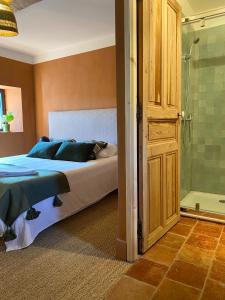 een slaapkamer met een bed en een douche bij Cévennes - Splendide chambre d'hôtes, indépendante et moderne in Monoblet