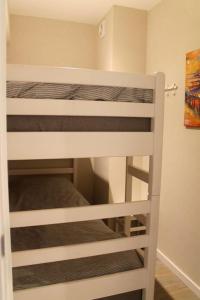 a couple of bunk beds in a room at Studio Adèle, op en top comfort & kwaliteit in Middelkerke