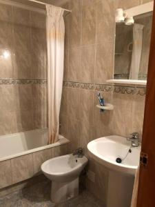 a bathroom with a sink and a toilet and a tub at Appartement Arenales del sol in Arenales del Sol