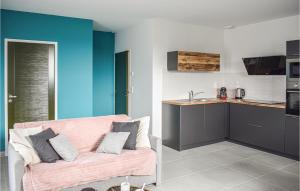 ein Wohnzimmer mit einem Sofa und einer Küche in der Unterkunft Beautiful Apartment In Lantic With Kitchenette in Lantic