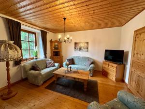 uma sala de estar com dois sofás e uma mesa de centro em Landhaus Tannenhof em Lind