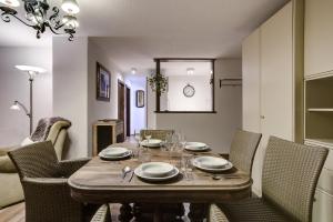 uma sala de jantar com uma mesa de madeira e cadeiras em Appartement Tzoum'Azur 7 em La Tzoumaz