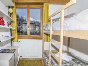 a small room with bunk beds and a window at Appartement Richemont 124 in La Tzoumaz