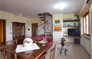 Rogliano的住宿－4 Bedroom Stunning Apartment In Rogliano，客厅配有桌子和红色沙发