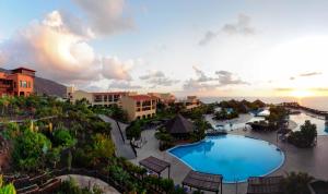 vista aerea di un resort con piscina di La Palma Princess a Fuencaliente de la Palma