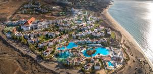 una vista aérea de un complejo junto al océano en Fuerteventura Princess en Playa de Jandía