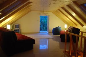 ein Wohnzimmer mit 2 Sofas und einem Fenster in der Unterkunft Villa Rosa in Donji Morinj
