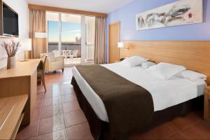 Habitación de hotel con cama grande y escritorio. en Esencia de Fuerteventura by Princess, en Playa de Jandía