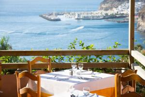 a table with a view of the ocean at Mogan Princess & Beach Club in Taurito