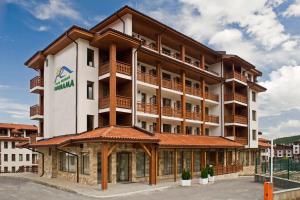 ein großes Gebäude mit Balkon darüber in der Unterkunft Park Hotel Panorama in Bansko