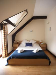 ein Schlafzimmer mit einem Bett mit zwei Handtüchern darauf in der Unterkunft Gîte Cerise - Les Gîtes de la Lohuas in Les Champs-Géraux