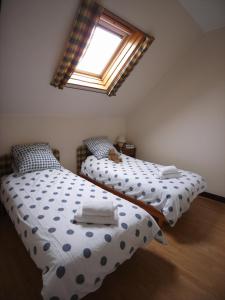 A bed or beds in a room at Gîte Cerise - Les Gîtes de la Lohuas